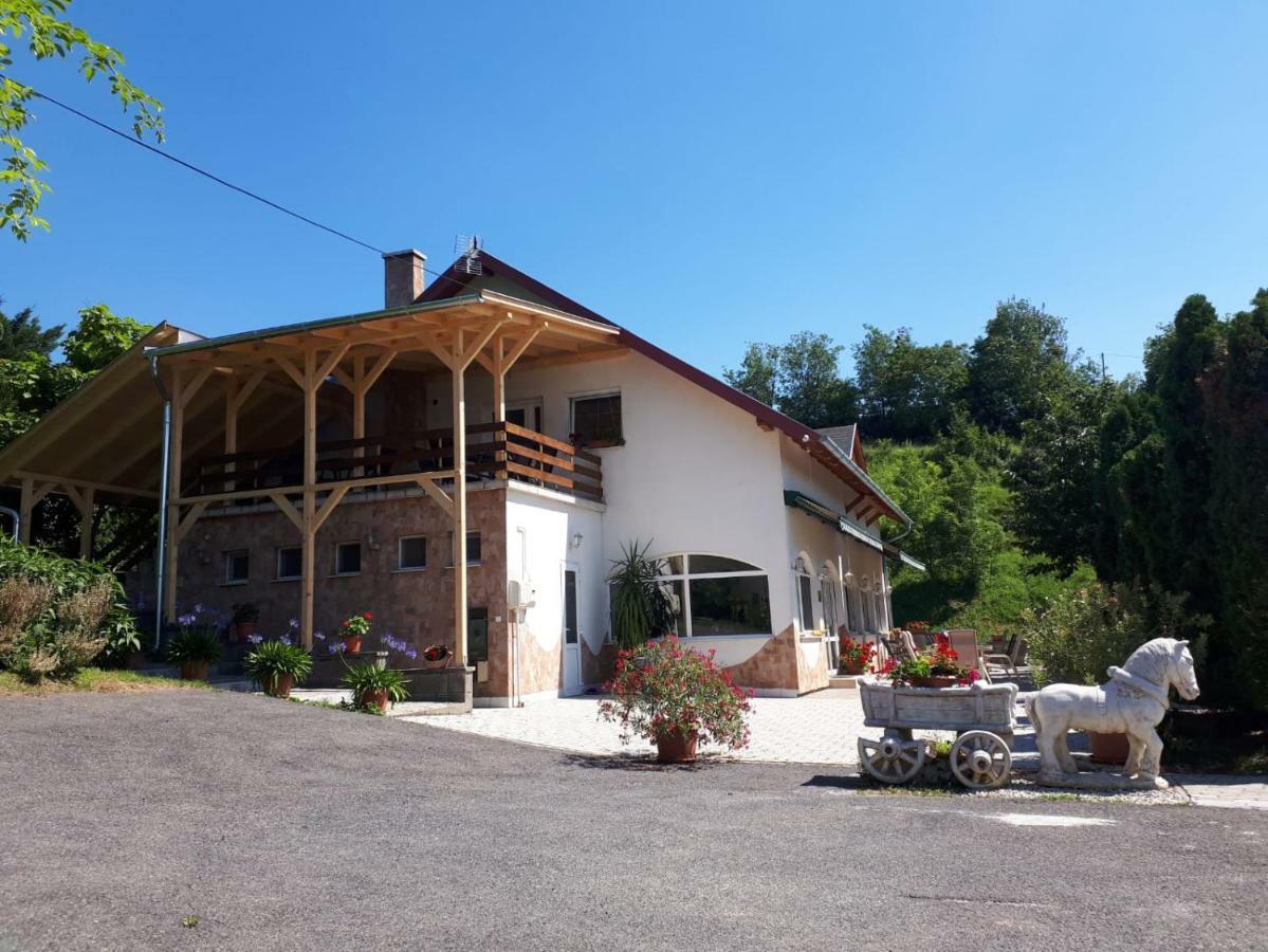Borkuti Panzio Es Apartman Balatonszemes Bagian luar foto
